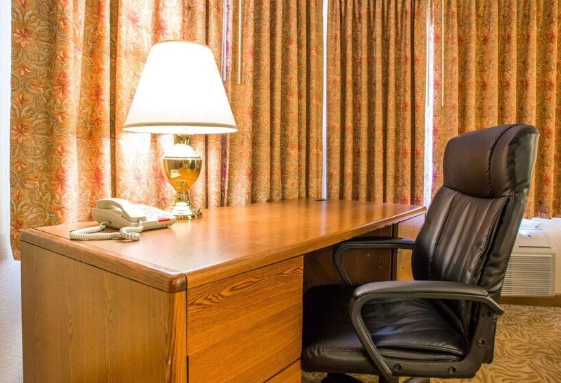 فندق Econo Lodge Inn & Suites