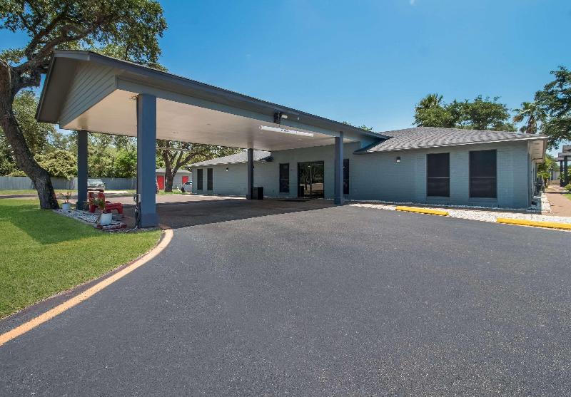 هتل Econo Lodge Inn & Suites Fulton  Rockport