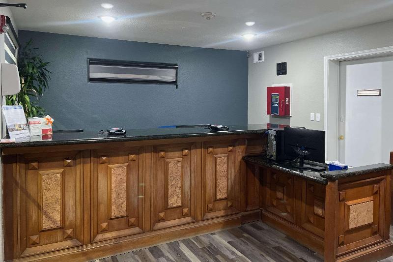 فندق Econo Lodge Inn & Suites