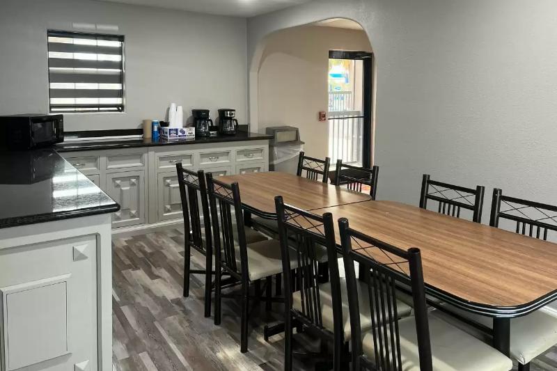 فندق Econo Lodge Inn & Suites