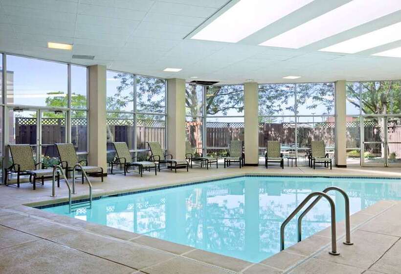 هتل Embassy Suites By Hilton St. Louis Airport