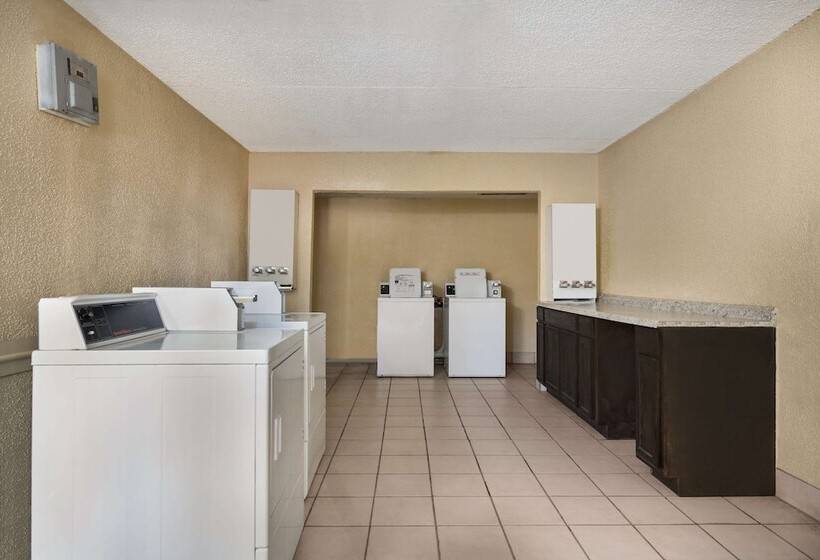هتل Knights Inn College Station