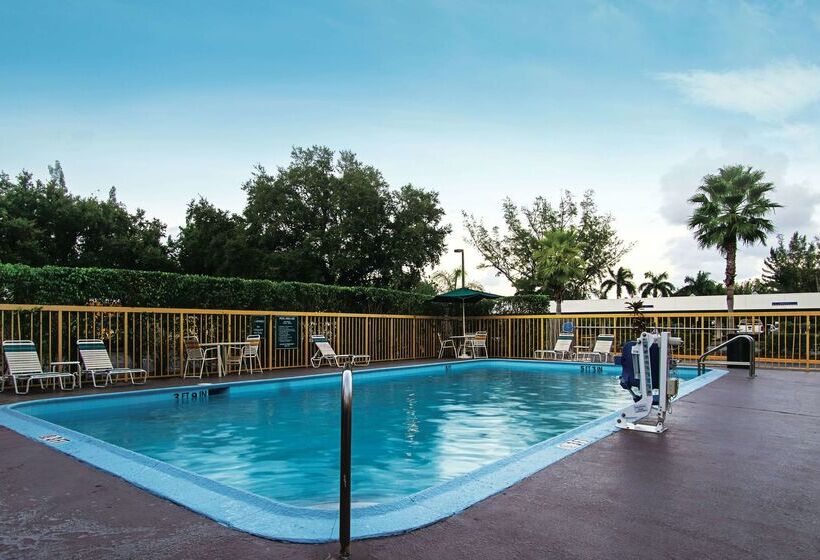 Hotel La Quinta Inn By Wyndham West Palm Beach  Florida Turnpike