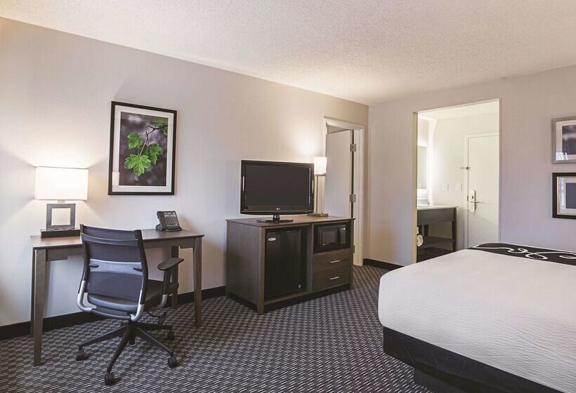 هتل La Quinta Inn & Suites By Wyndham Atlanta Midtown  Buckhead