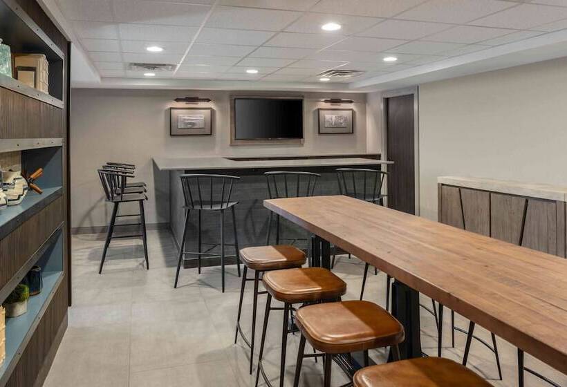 هتل Holiday Inn Express South Burlington Downtown, An Ihg