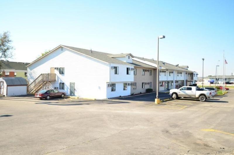 هتل Luxury Inn & Suites