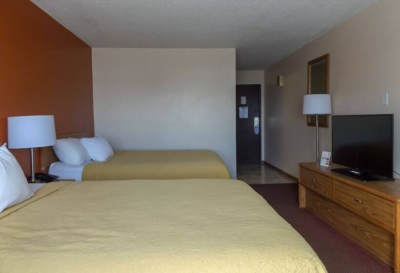 هتل Econo Lodge Manistee