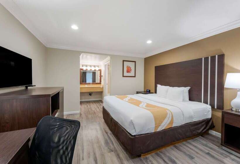 בית מלון כפרי Quality Inn Long Beach   Signal Hill