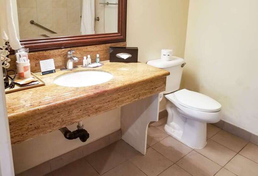 בית מלון כפרי Quality Inn Long Beach   Signal Hill