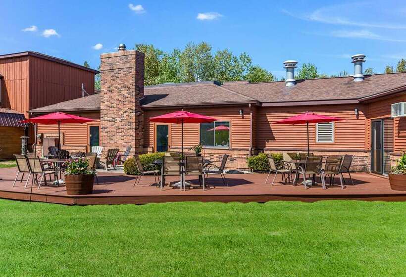 בית מלון כפרי Quality Inn Petoskey Harbor Springs