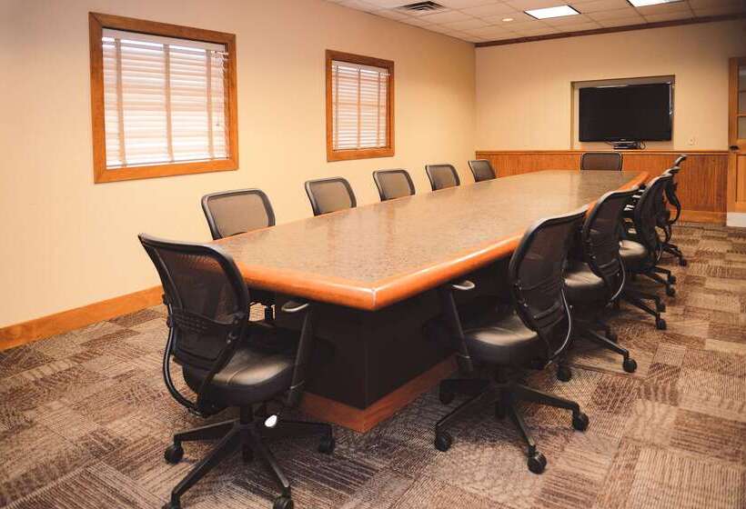בית מלון כפרי Quality Inn & Suites Ames Conference Center Near Isu Campus