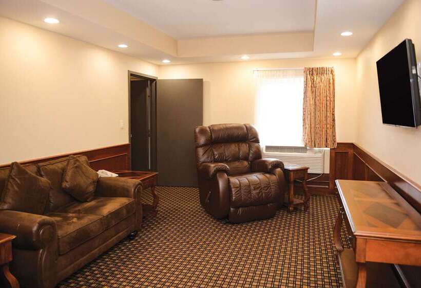 בית מלון כפרי Quality Inn & Suites Ames Conference Center Near Isu Campus