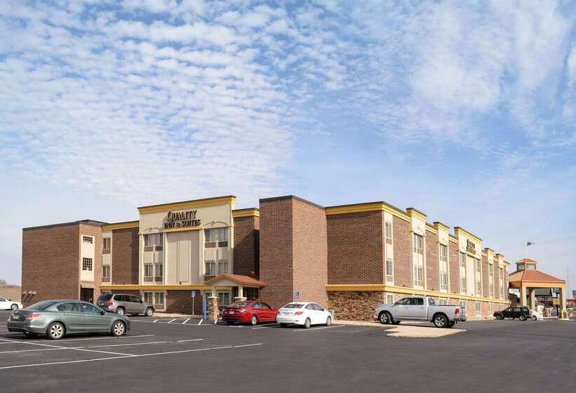 בית מלון כפרי Quality Inn & Suites Ames Conference Center Near Isu Campus