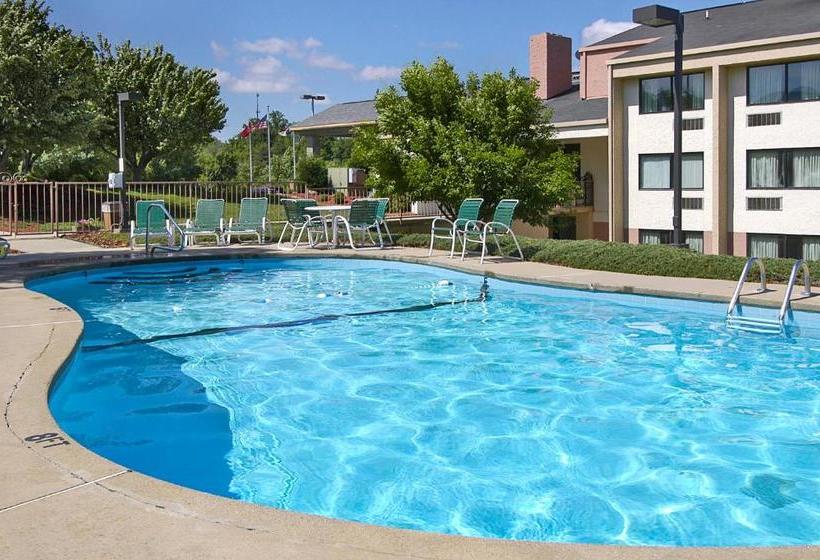 هتل Ramada By Wyndham Asheville Southeast