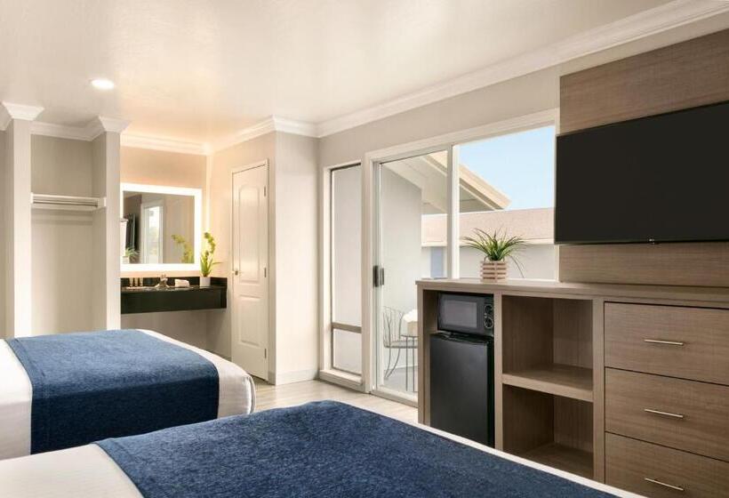 هتل Torch Lite Inn At The Beach Boardwalk