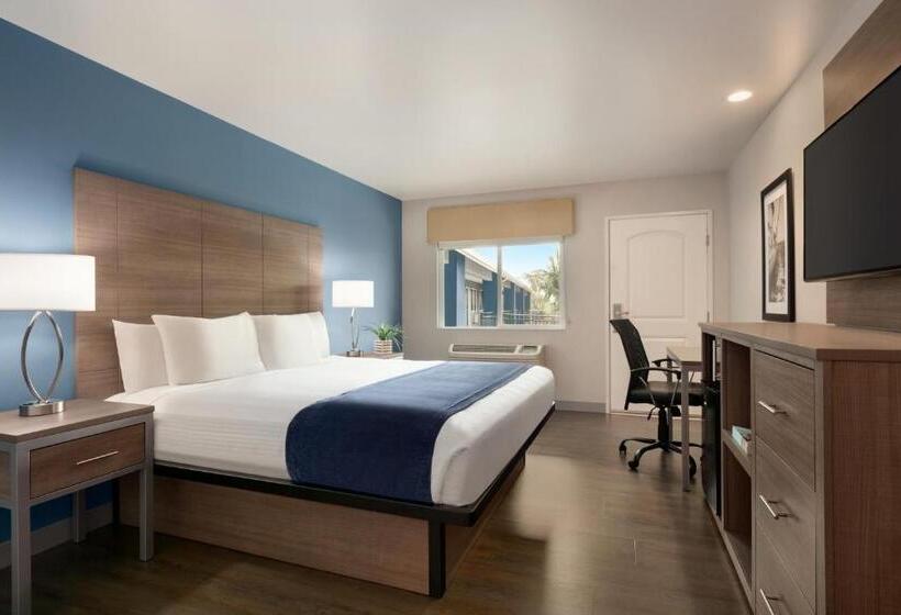 هتل Torch Lite Inn At The Beach Boardwalk
