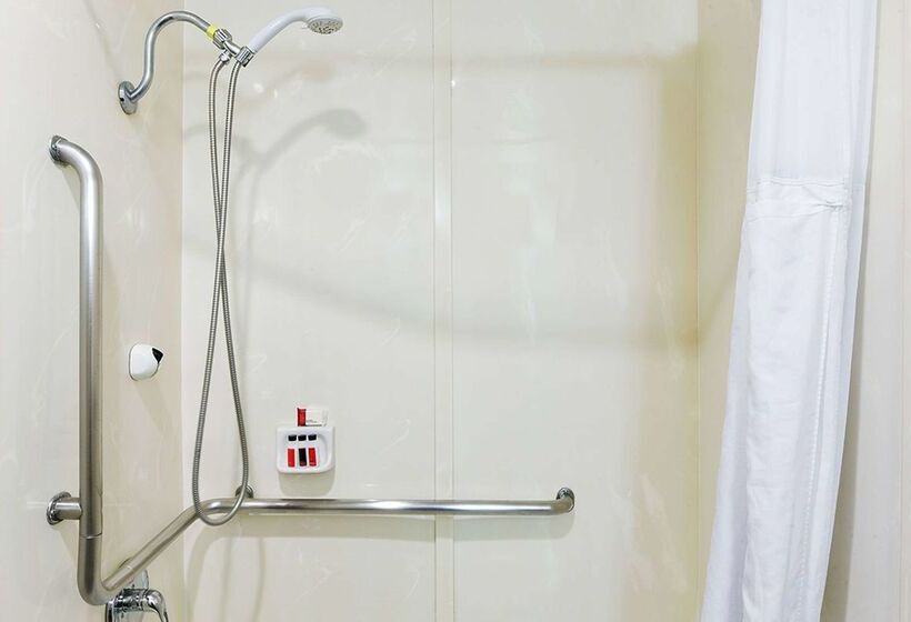 בית מלון כפרי Travelodge By Wyndham Commerce Los Angeles Area