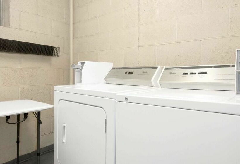 هتل Travelodge By Wyndham Dodge City