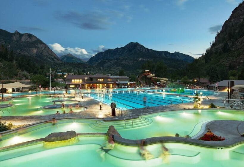 هتل Twin Peaks Lodge & Hot Springs