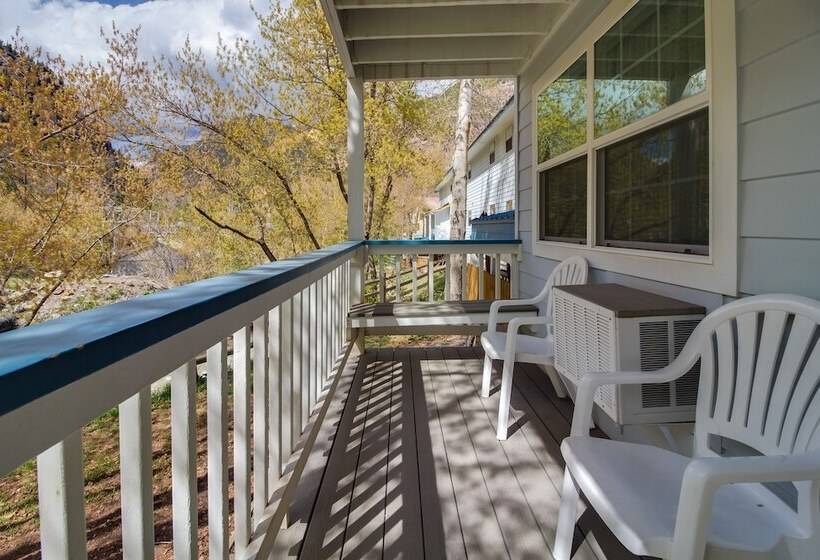 هتل Twin Peaks Lodge & Hot Springs