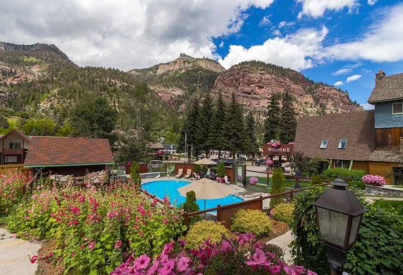 هتل Twin Peaks Lodge & Hot Springs