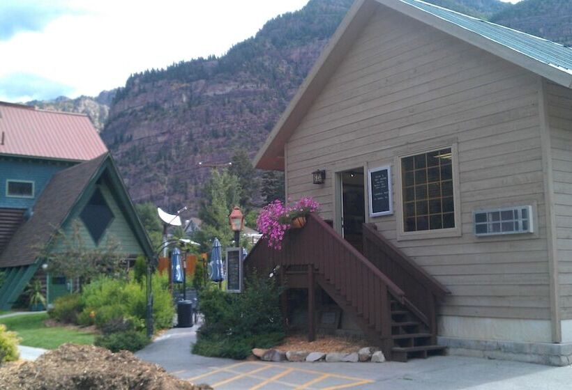 هتل Twin Peaks Lodge & Hot Springs