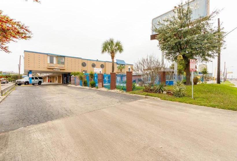 فندق على الطريق Town House Airport