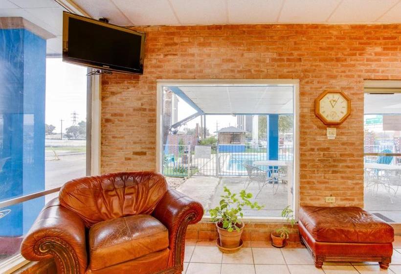 فندق على الطريق Town House Airport