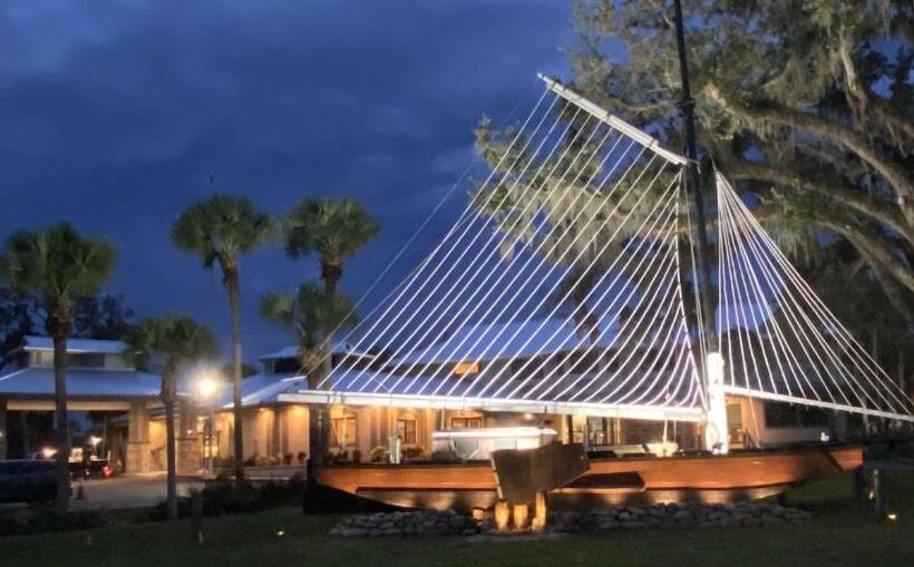 אתר נופש Paddletail Waterfront Lodge, Trademark Collection By Wyndham