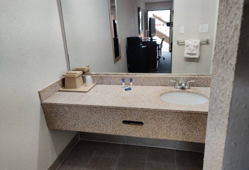 هتل Rodeway Inn