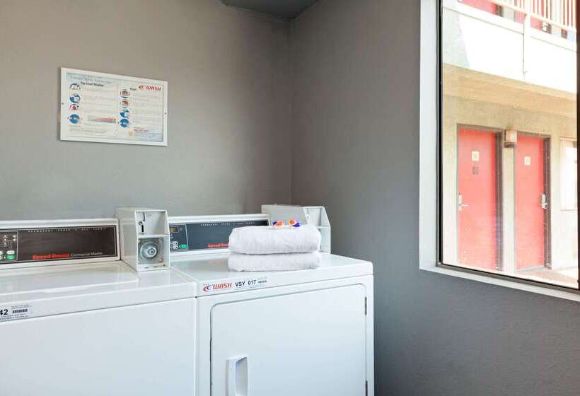 Отель Americas Best Value Inn & Suites Bakersfield Central