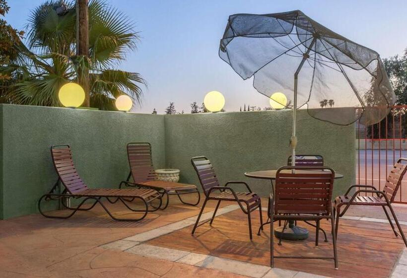 Отель Americas Best Value Inn & Suites Bakersfield Central