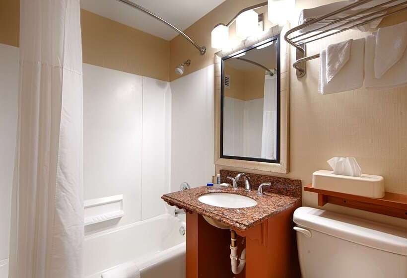 هتل Best Western Inn At The Rochester Airport