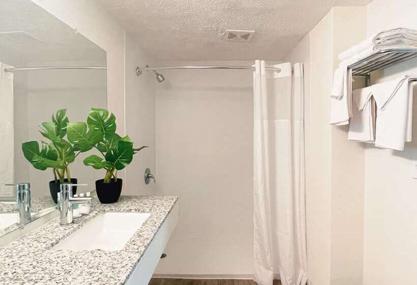 هتل Ramada By Wyndham Lumberton