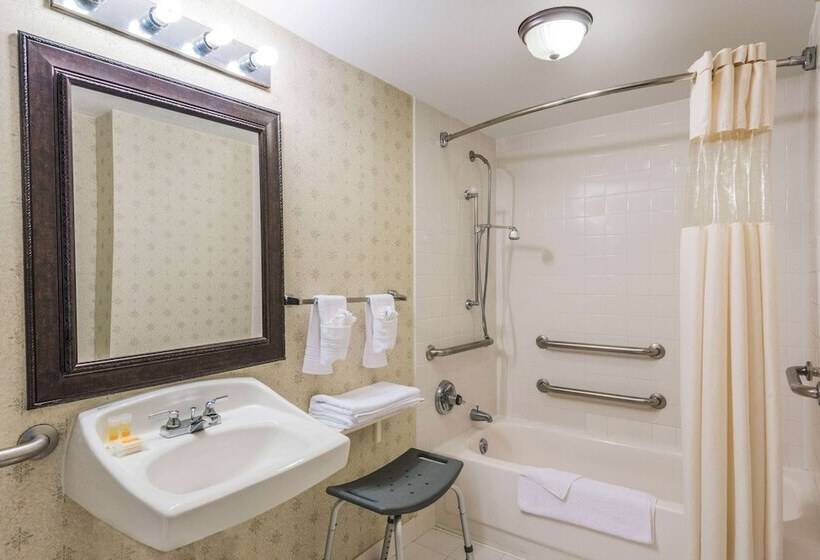 هتل Ramada By Wyndham Lumberton