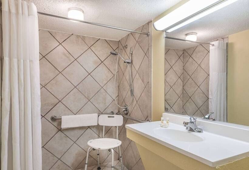 هتل Ramada By Wyndham Lumberton