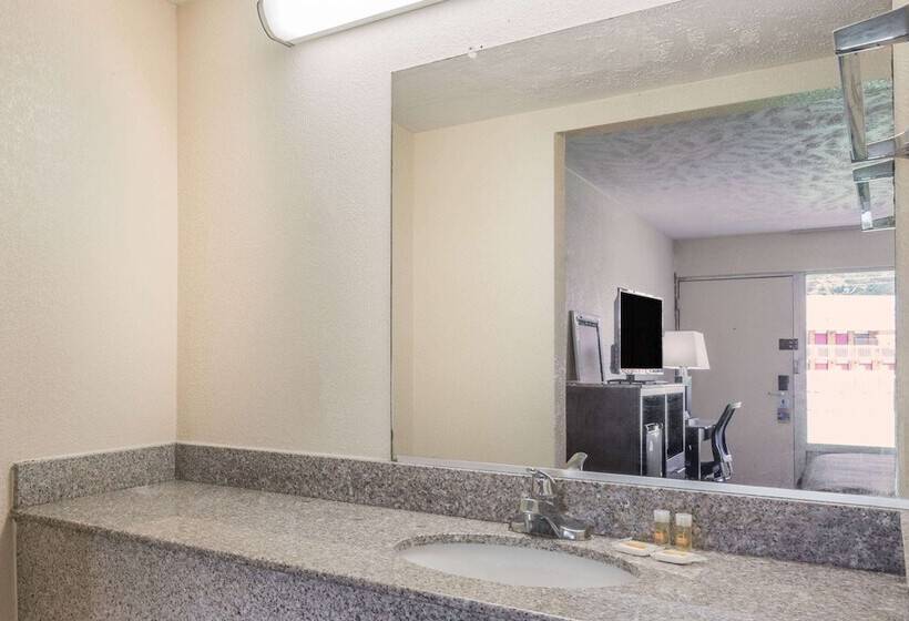 هتل Ramada By Wyndham Lumberton