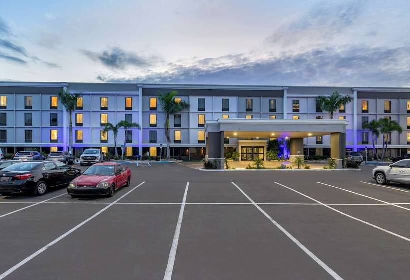 هتل Comfort Inn & Suites St. Pete  Clearwater International Airport