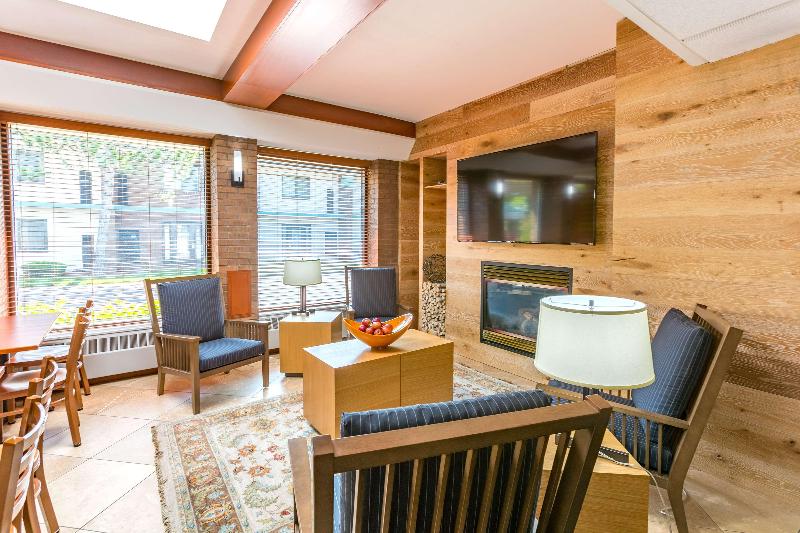 هتل Country Inn & Suites By Radisson, Traverse City, Mi