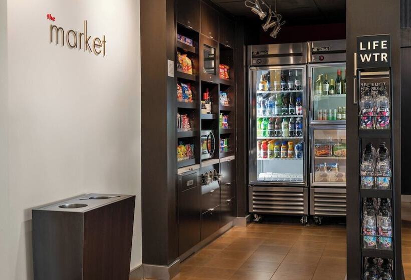 Отель Courtyard By Marriott Bakersfield