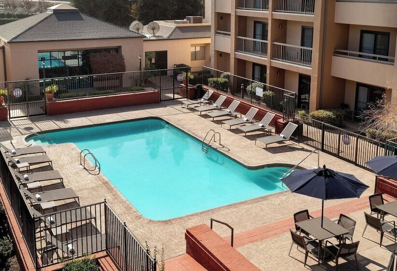 Отель Courtyard By Marriott Bakersfield