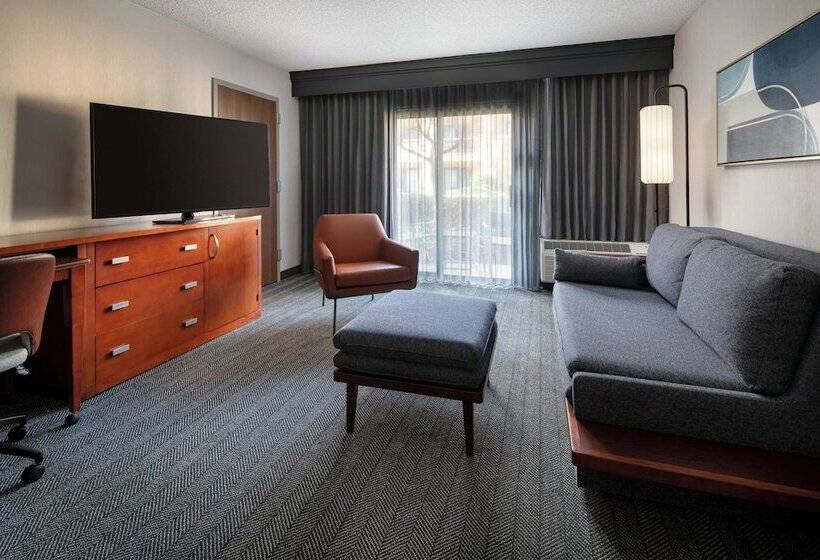 هتل Courtyard By Marriott Bakersfield