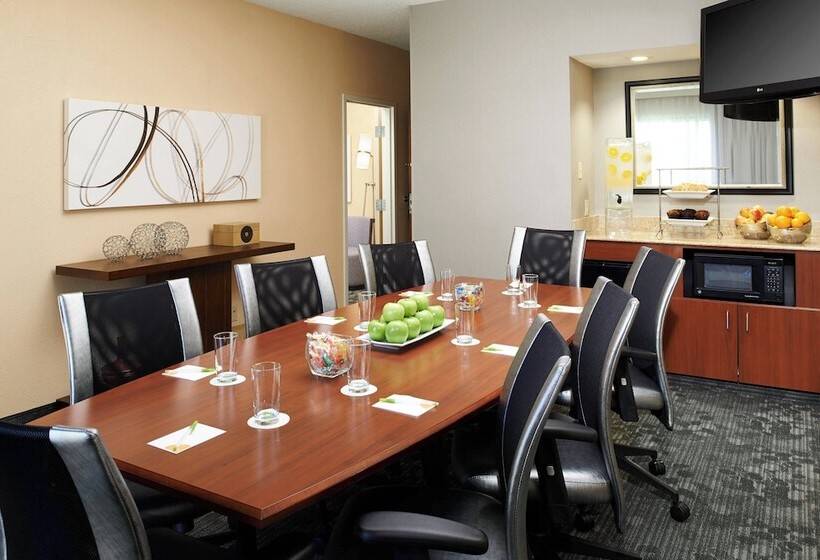 هتل Courtyard Columbus Dublin