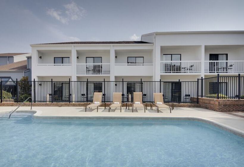 هتل Courtyard Dallas Addison Midway