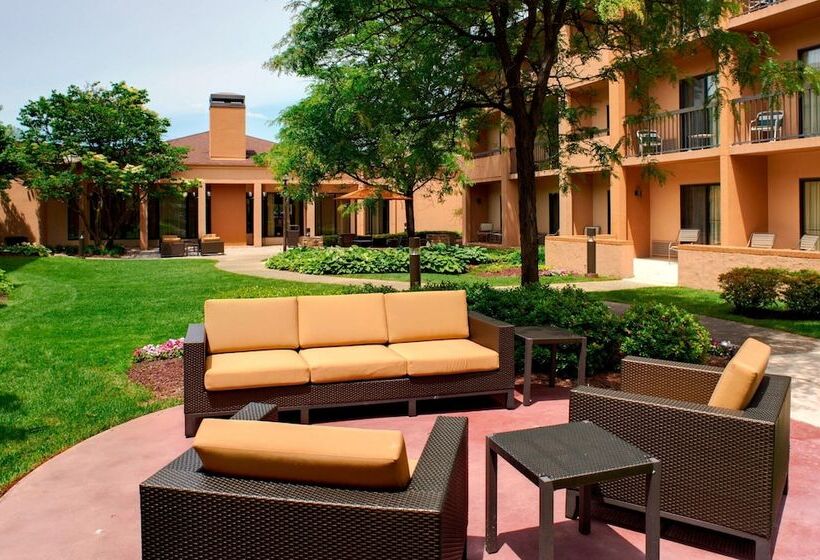 هتل Courtyard Detroit Metro Airport Romulus