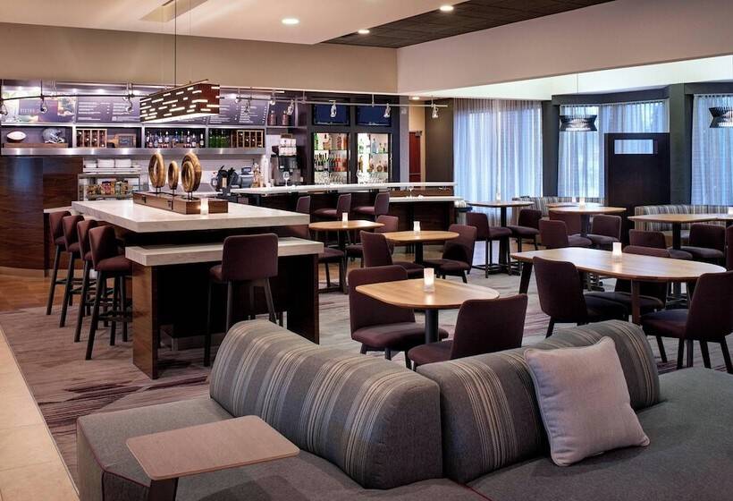 هتل Courtyard Detroit Metro Airport Romulus