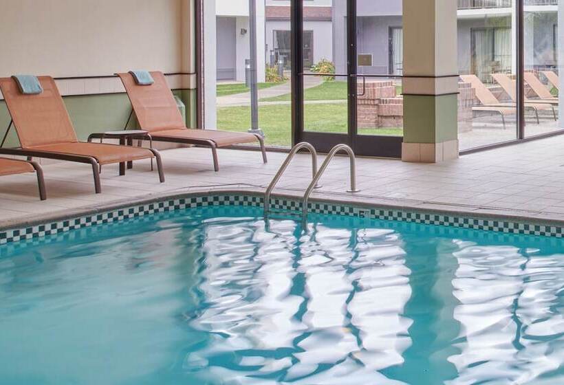 هتل Courtyard By Marriott Detroit Warren