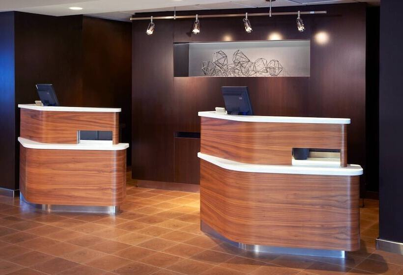 هتل Courtyard By Marriott Detroit Warren