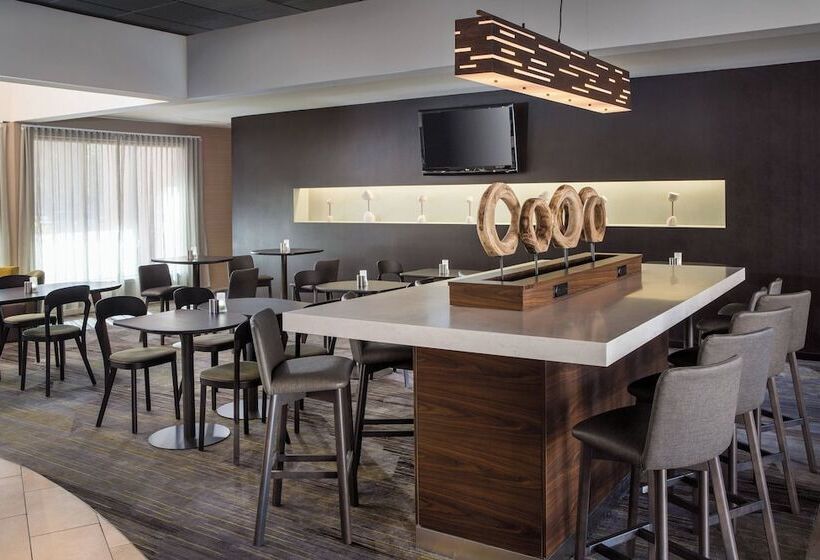 هتل Courtyard By Marriott Phoenix Airport