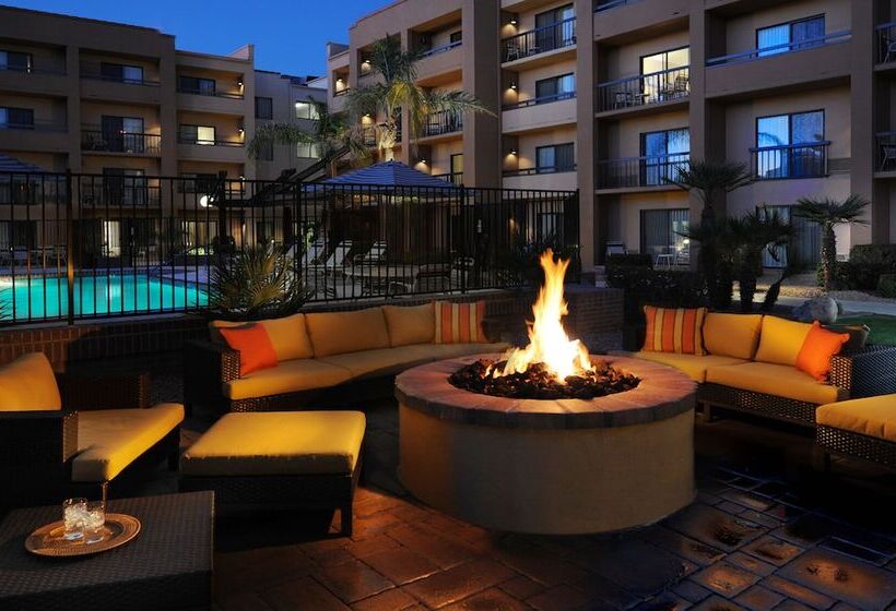 هتل Courtyard By Marriott Phoenix Airport